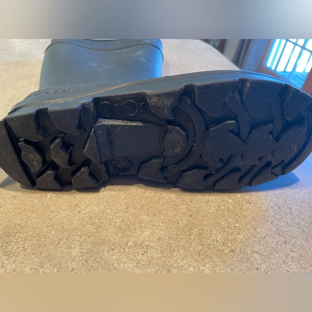 Men’s size 7/Women’s size 9 muck boots